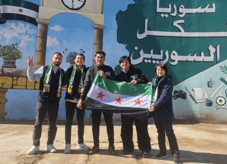 equipo SSJ en siria con bandera