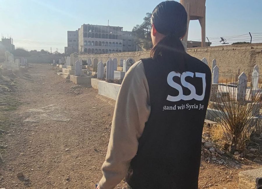 itchi de espaldas en siria con chaleco ssj