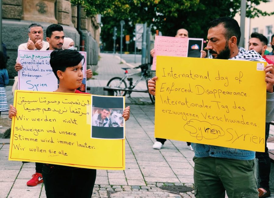 padre niño con cartel pdiiendo justicia