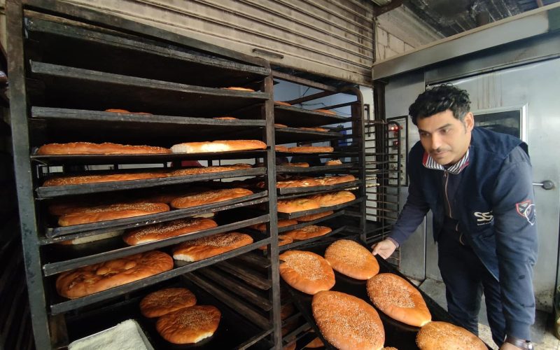 sacando pan del horno